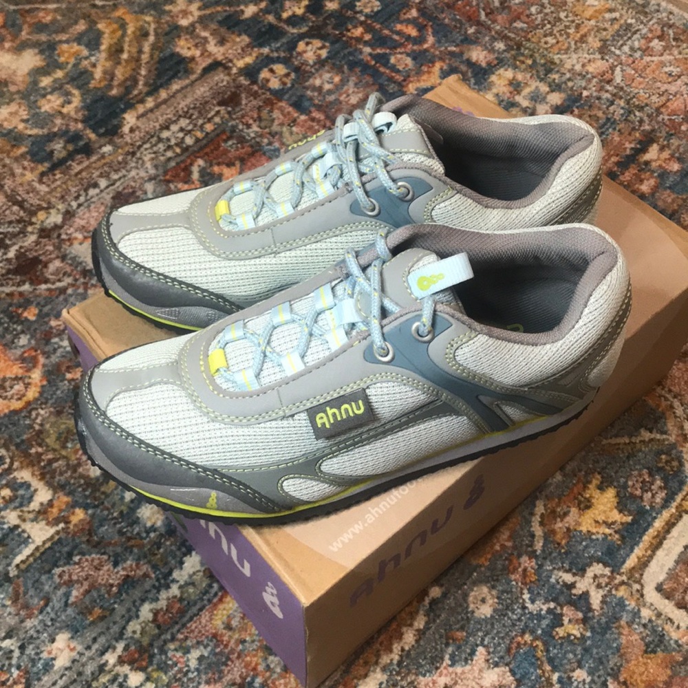 🆕Women’s Ahnu Sneakers size 6 (narrow fitting)